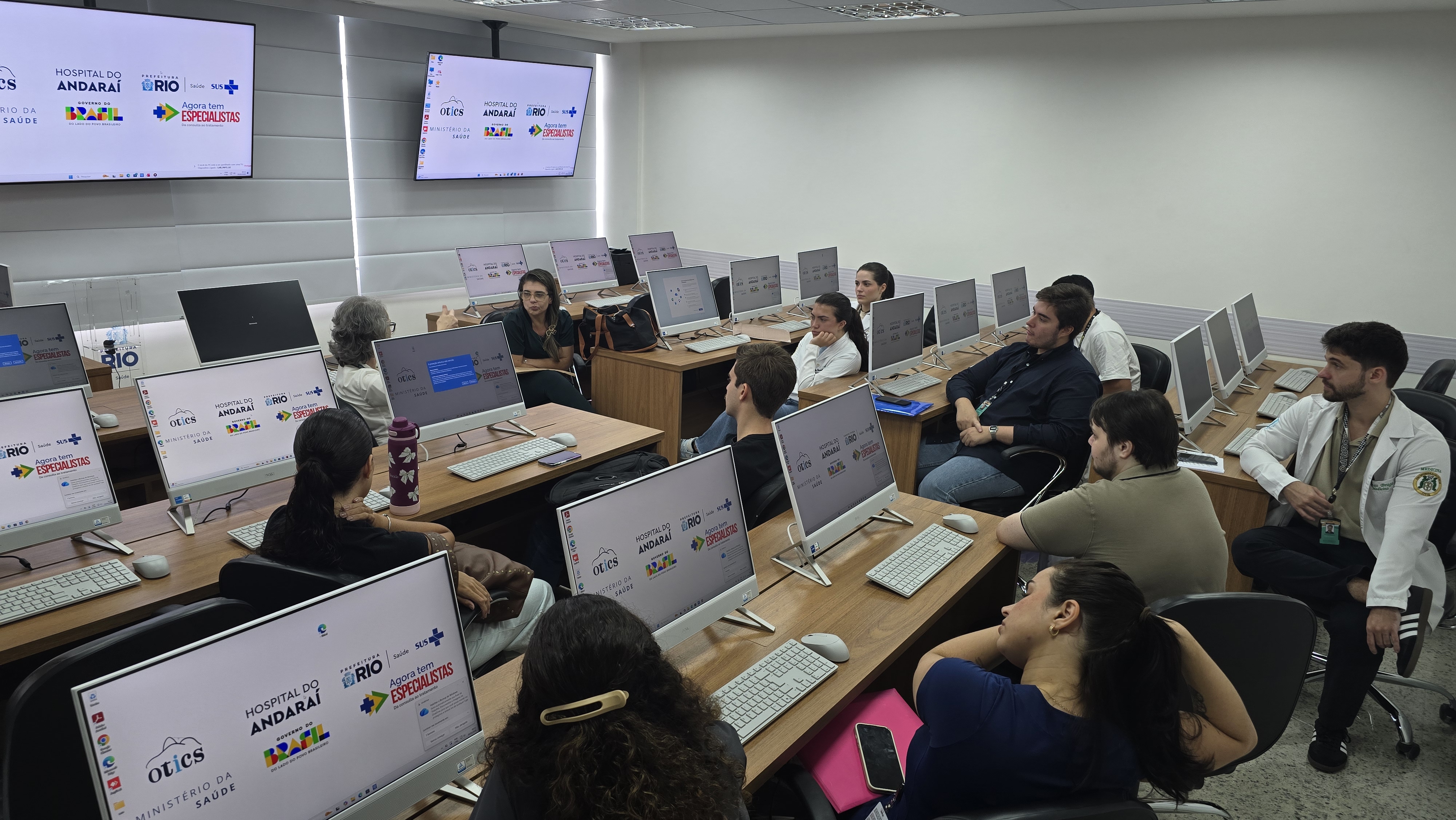 Reunião com Alunos Internos Sobre o Funcionamento da Serviço de Clínica Médica no Laboratório de Informática da OTICS-Rio Andaraí