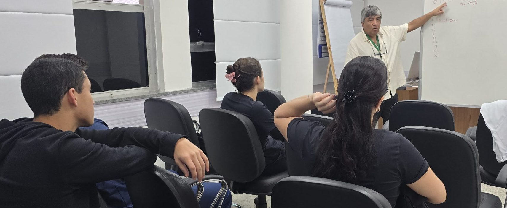 Aula Clínica Médica na Sala Multiuso da OTICS Andaraí