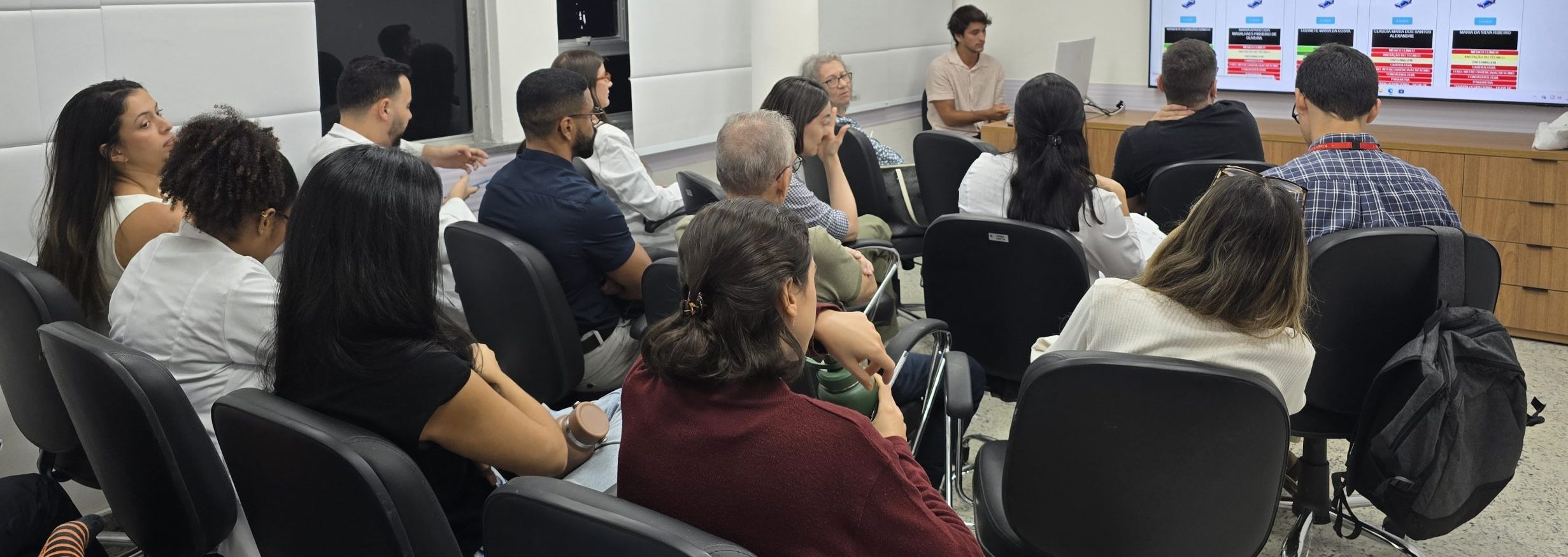 Sessão Clínica Médica Semanal na Sala Multiuso da OTICS-Rio Andaraí