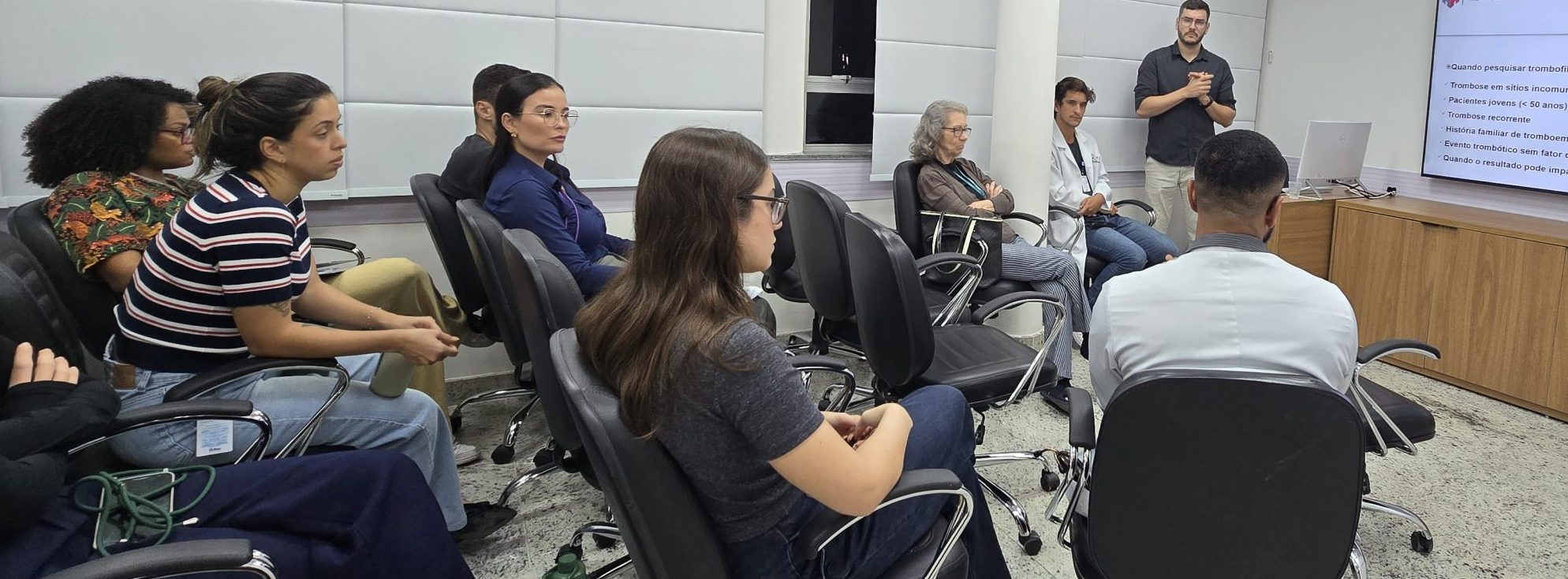 Sessão Clínica Médica Semanal na Sala Multiuso da OTICS-Rio Andaraí