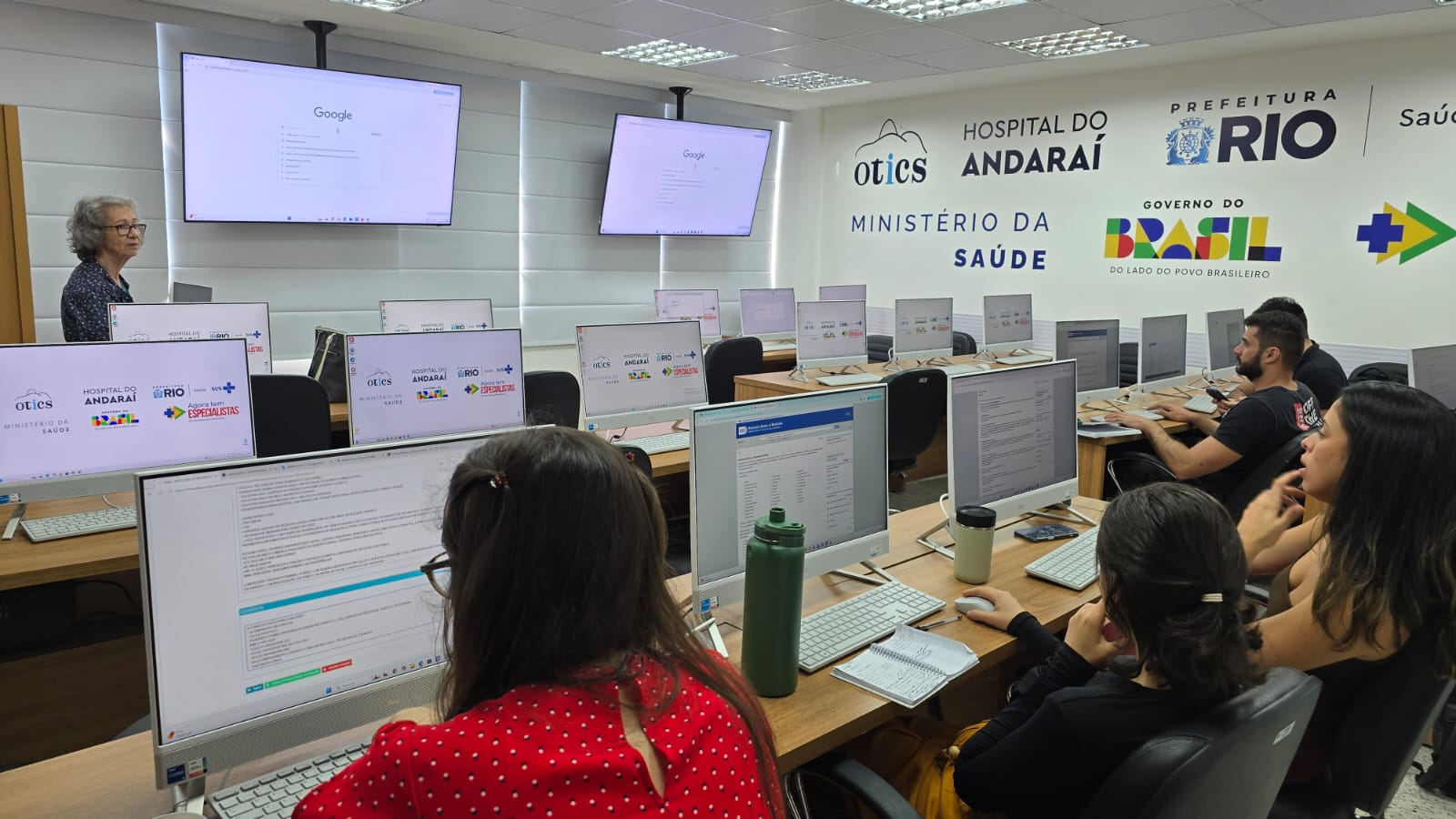 Aula Clínica Médica no Laboratório de Informática da OTICS Andaraí