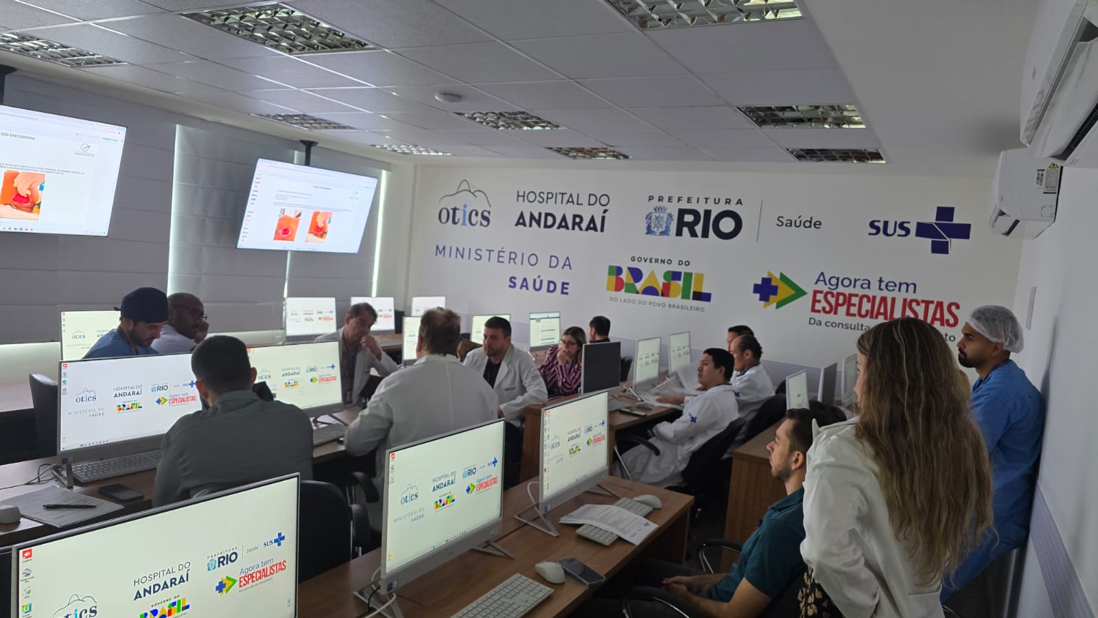 Sessão Clínica do Serviço da Cirurgia Plástica no Laboratório de Informática da OTICS-Rio Andaraí