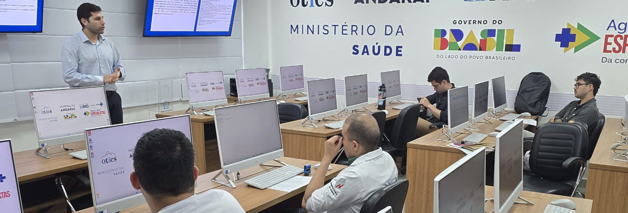 Reunião Clínica Serviço Neurocirurgia no Laboratório de Informática da OTICS Andaraí