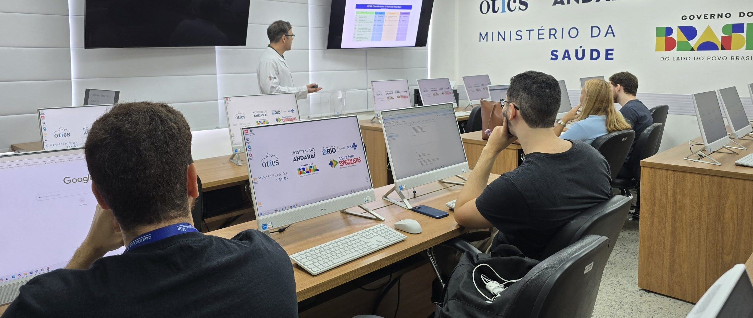 Aula para internos de medicina no Laboratório de Informática da OTICS-Rio Andaraí