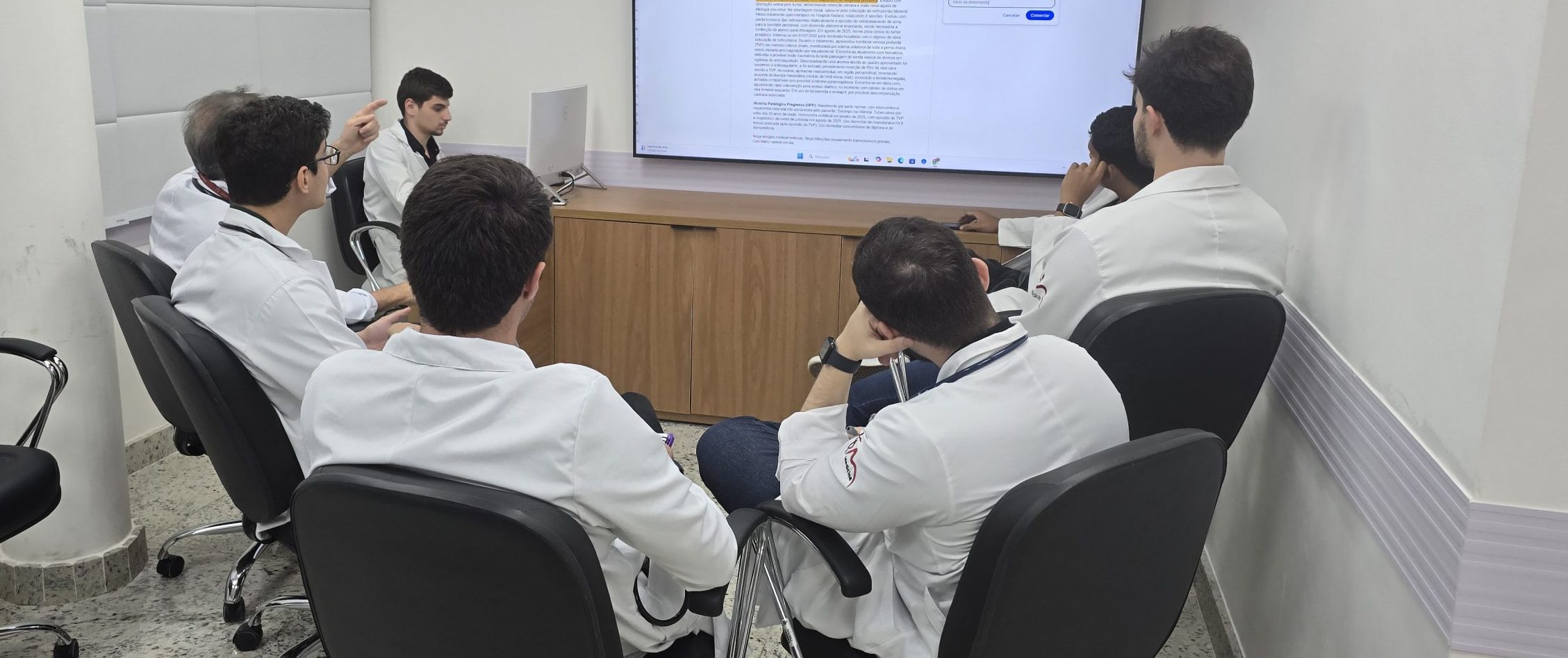 Aula estudantes de medicina na sala multiuso da OTICS-Rio Andaraí
