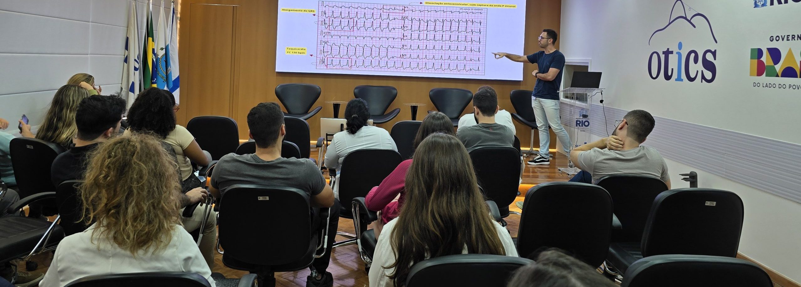 Sessão Clínica Médica Semanal no Auditório Dr. José Wazen da Rocha na OTICS-Rio Andaraí