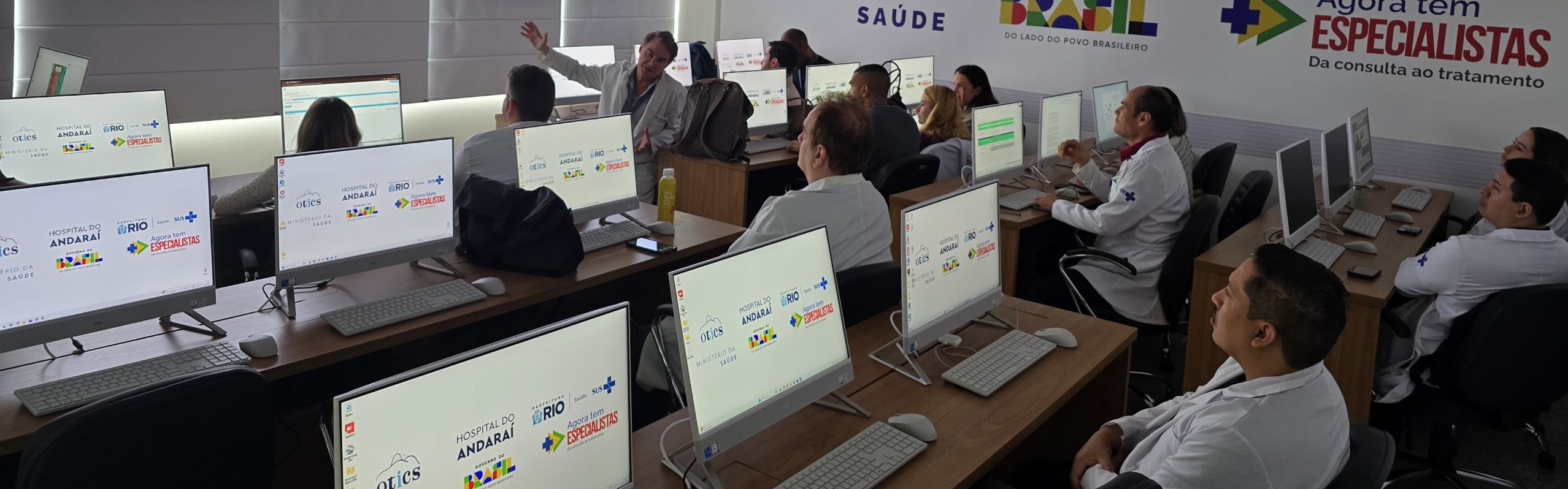 Reunião Clínica do Serviço da Cirurgia Plástica no Laboratório de Informática da OTICS-Rio Andaraí