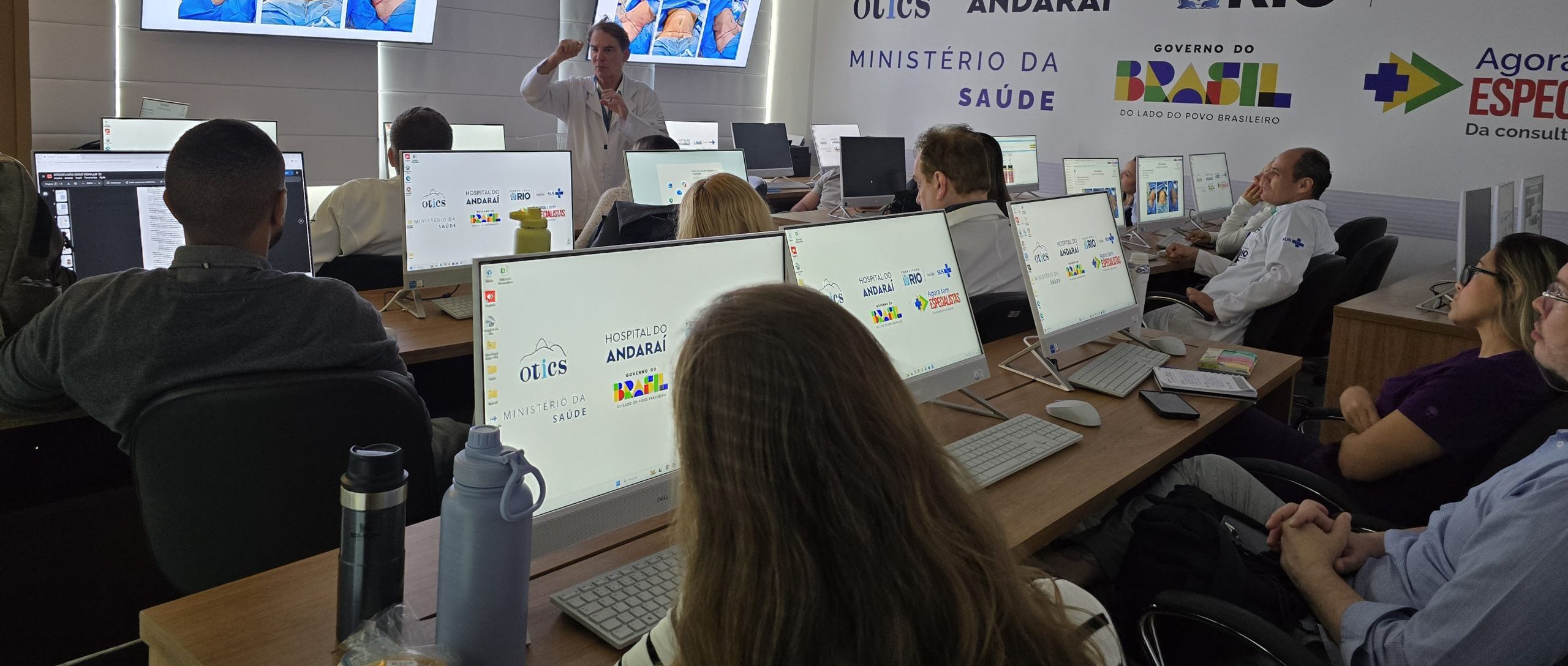 Reunião Clínica do Serviço da Cirurgia Plástica no Laboratório de Informática da OTICS-Rio Andaraí