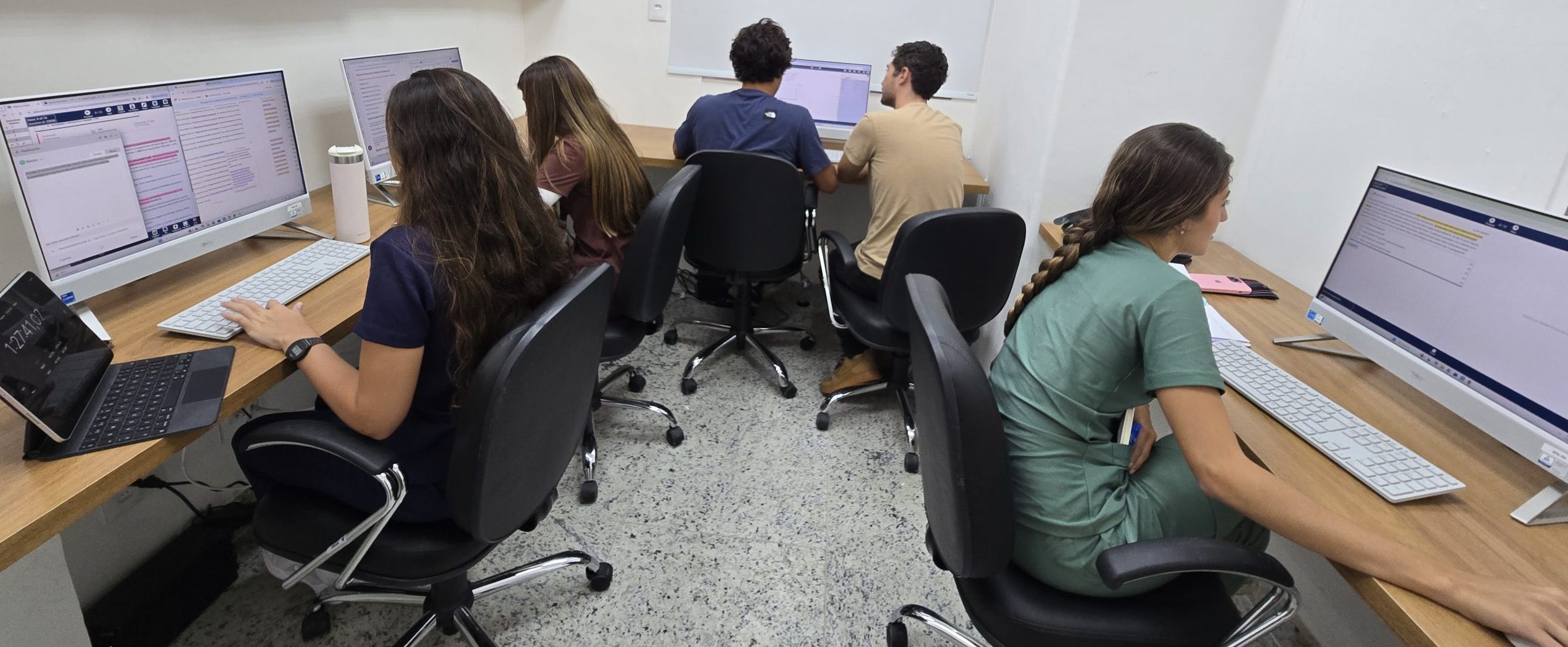 Médicos Utilizam Ferramenta UpToDate na Sala de Pesquisa da OTICS-Rio Andaraí