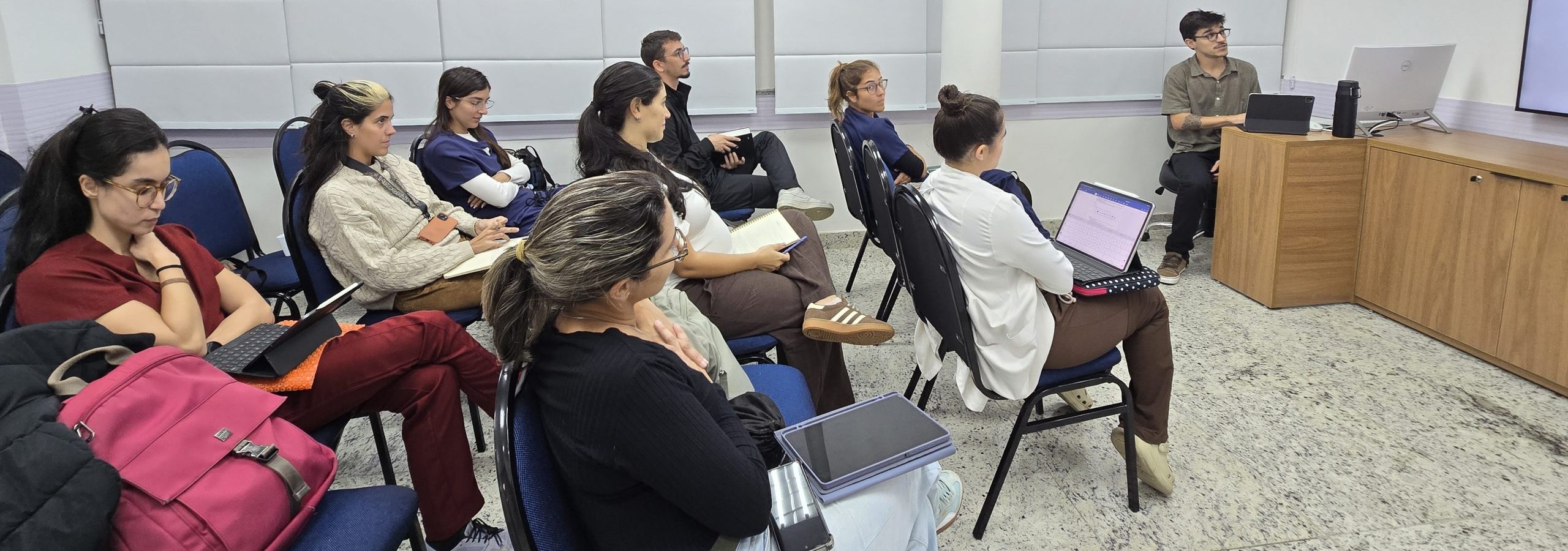 Sessão Clínica Pediátrica na Sala Multiuso da OTICS-Rio Andaraí