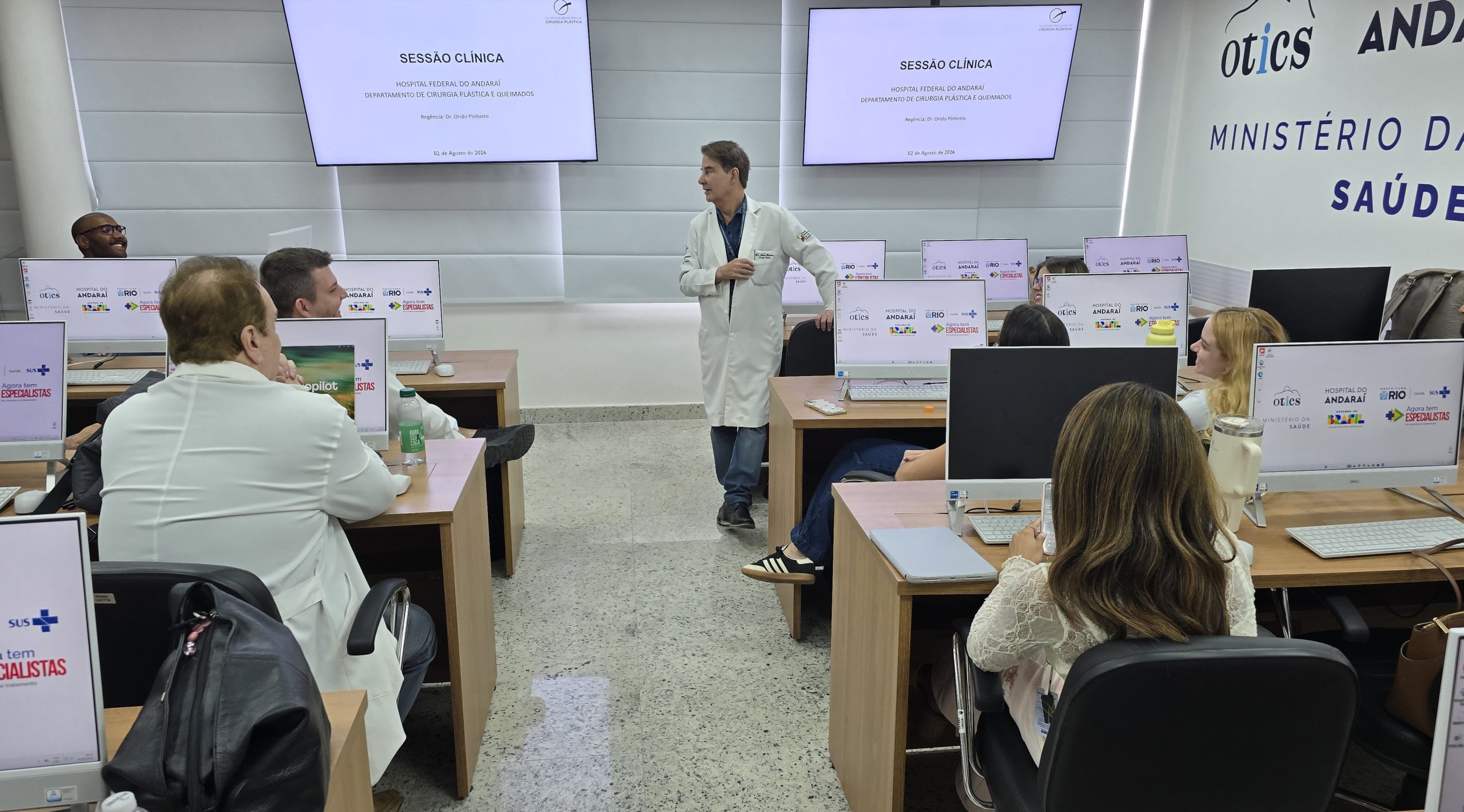 Reunião Clínica do Serviço da Cirurgia Plástica no Laboratório de Informática da OTICS-Rio Andaraí